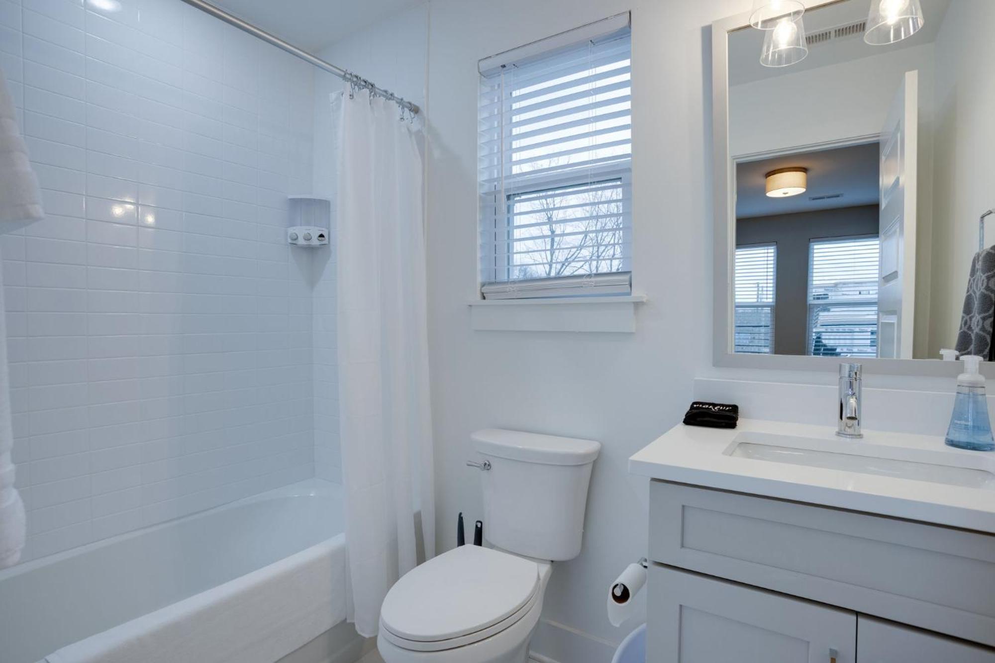 נאשוויל Modern Townhome, 10Min To Downtown! 8Min To Grand Ole Opry! Sleeps 8! מראה חיצוני תמונה